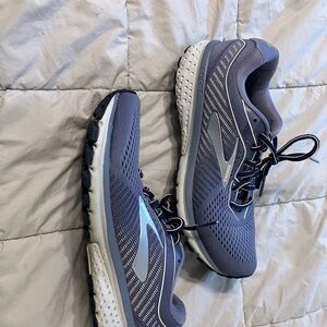 Brooks Ghost women’s running shoes size 8 Wide - like new